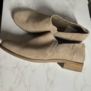 Tom’s Women's Tan Suede Loafers